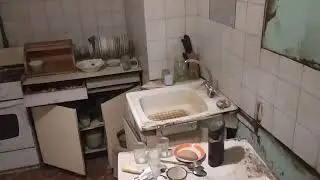 Разбор мусора и хлама в очередной квартире петербургского Плюшкина