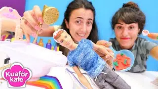 Ken saçlarını kırmızı boyayla yıkıyor! Sevcan ve Ümit ile komik videolar! Barbie oyunları