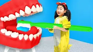 Papa montrent à Boram pourquoi il est important de se brosser les dents
