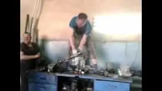 Ученик автослесаря е@@@ся