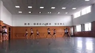 身韵考试中的舞蹈生小萌男（1）