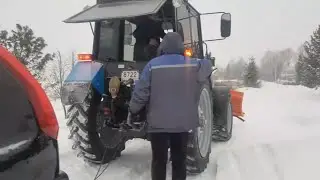 Дед улетел в кювет, Жестко , Бурная метель. Трактор Мтз-82 Беларусь вытаскиваем Ниссан X-Trail.