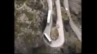 Поворот фур на серпантине в горной местности.