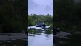 Пересекаю брод на своем Ниссан Патрол.