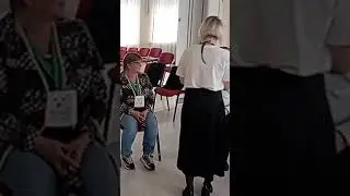 Руслан импровизирует на укулеле.