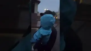 Невестка Рымбаевой спела под дождем