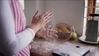 قاعدين في البيت