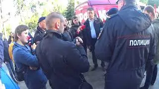 Полицейские задерживают за плакат против губернатора Миронова в Ярославле