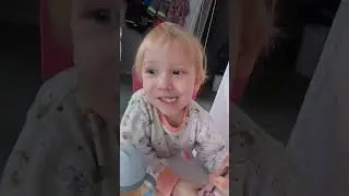 Настëна Кушает кашу и пьет чай.