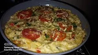 omelette au pomme de terre avec  fromage 🧀 râpé 😋 😋
