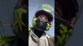 Девушка едет на мотоцикле