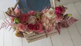 Стильный дизайнерский букет в ящике из роз, гвоздик и гортензии в розовых тонах