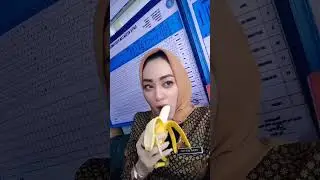 Cara makan pisang ala Bu Mega 🤭