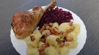 krůtí stehna na slanině, bramborové špalíčky a červené zelí
