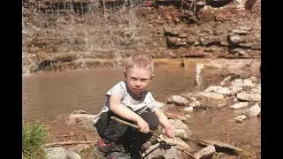 Вскрыли родник вода бьет ручьем, Каменистая речка, отдых в деревне, покидал камней,