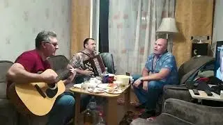 Почему ты замужем? Поем под гитару в душевной компании.