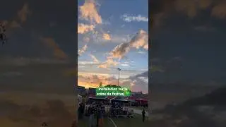 On est vendredi soir, le soleil se couche et on monte notre matériel sur scène 💚 #ontour