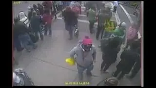 camaras de seguridad captan a sospechoso de las explosiones en Boston [HD]