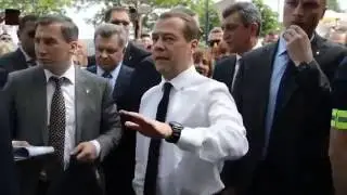 Медведев   'Денег нет, но Вы держитесь здесь, вам всего доброго, хорошего настроения и здоровья'