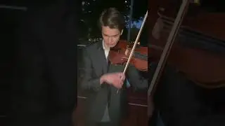 научил играть