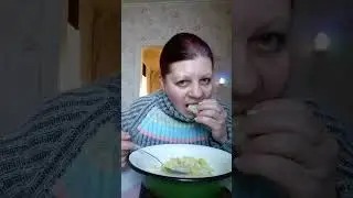 спасала  котёнка.