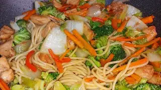 Tallarin Saltado con Pollo