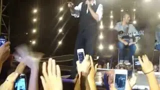 18 Tiziano Ferro interrompe il concerto per far soccorrere una ragazza