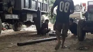 Sau khi xả mối hàn phải dùng sức đẩy mạnh tạo độ công cho thanh sắt