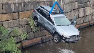Crane lifts car out of Charles River (time lapse)