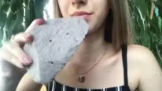 ASMR-Eating wet chalk/EATING CHALK//ASMR//ЕДЯТ МЕЛ//ПОХРУСТИМ МЕЛКОМ