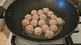 Mäsové guľôčky na šampionoch a kyslej smotane.