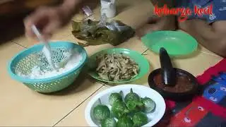 masak pepes jamur,sama sambel terasi tambah lalap terong,sederhana tapi nikmat