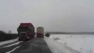 Лобовое столкновение двух фур