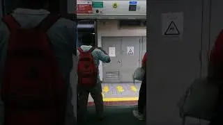 LRT-1 3G doors closing (low pitch)
