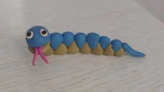 Лепим из пластилина ужа.