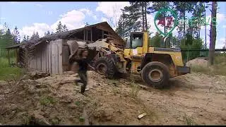 Заваливают вход в тюрьму трактором