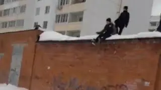 !ШОК!!! ПАЦАН УПАЛ С КРЫШИ!!!! СМОТРЕТЬ ВСЕМ!11
