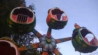 Дима первый раз на высокой карусели.