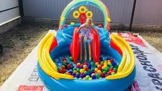 Огромный бассейн с шариками и горкой! Видео для детей