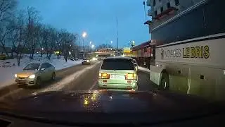 Очередь из трудовых мигрантов на автобус. Москва район Лефортово, март 2022 г.