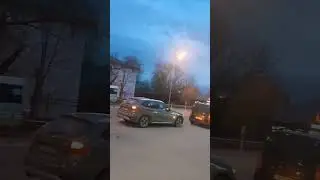 Автонеледи перекрыла дорогу. Плевать на всех.