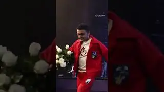 Shohruhxon onasiga gul sovg'a qildi.