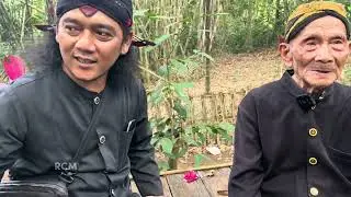 100 Years Old Grandfather Lives in the Tomb