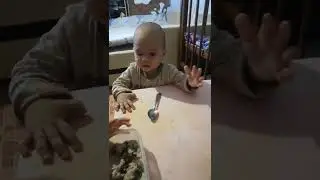 Ариша кормит Елисея