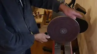 Шлифовальное приспособление на токарном. Homemade grinding disc on a lathe.