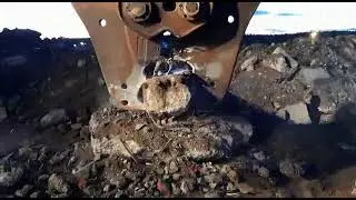 Демонтаж сооружений мощными гидравлическими челюстями