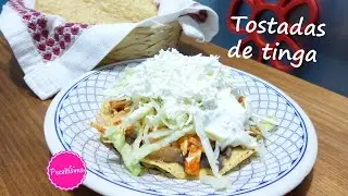 Preparando unas ricas tostadas de tinga de pollo