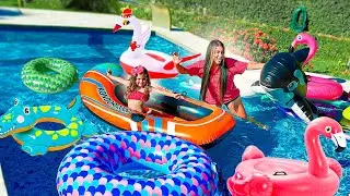 EU E MINHA IRMÃZINHA JOGAMOS VÁRIAS BOIAS NA PISCINA NOVA!