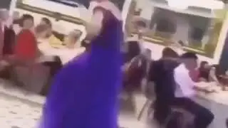пляшем отжигает. Во дает