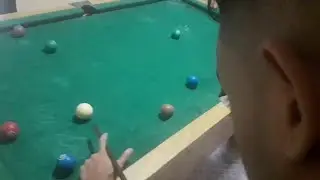 dois muleke sem camisa jogando sinuca (na vdd só eu tava sem camisa)